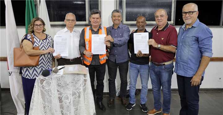 entrega instrumentos orquestra jovem